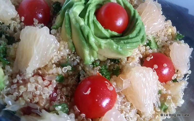 Salata cu quinoa, avocado si grapefruit