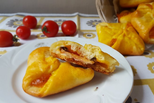 Aperitiv pachetele umplute cu sunca si cascaval cheddar