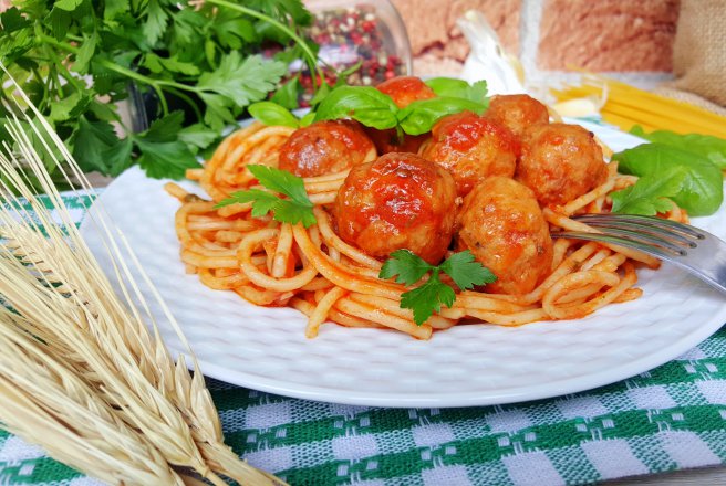 Spaghete cu chiftelute din carne de vita-porc in sos de rosii