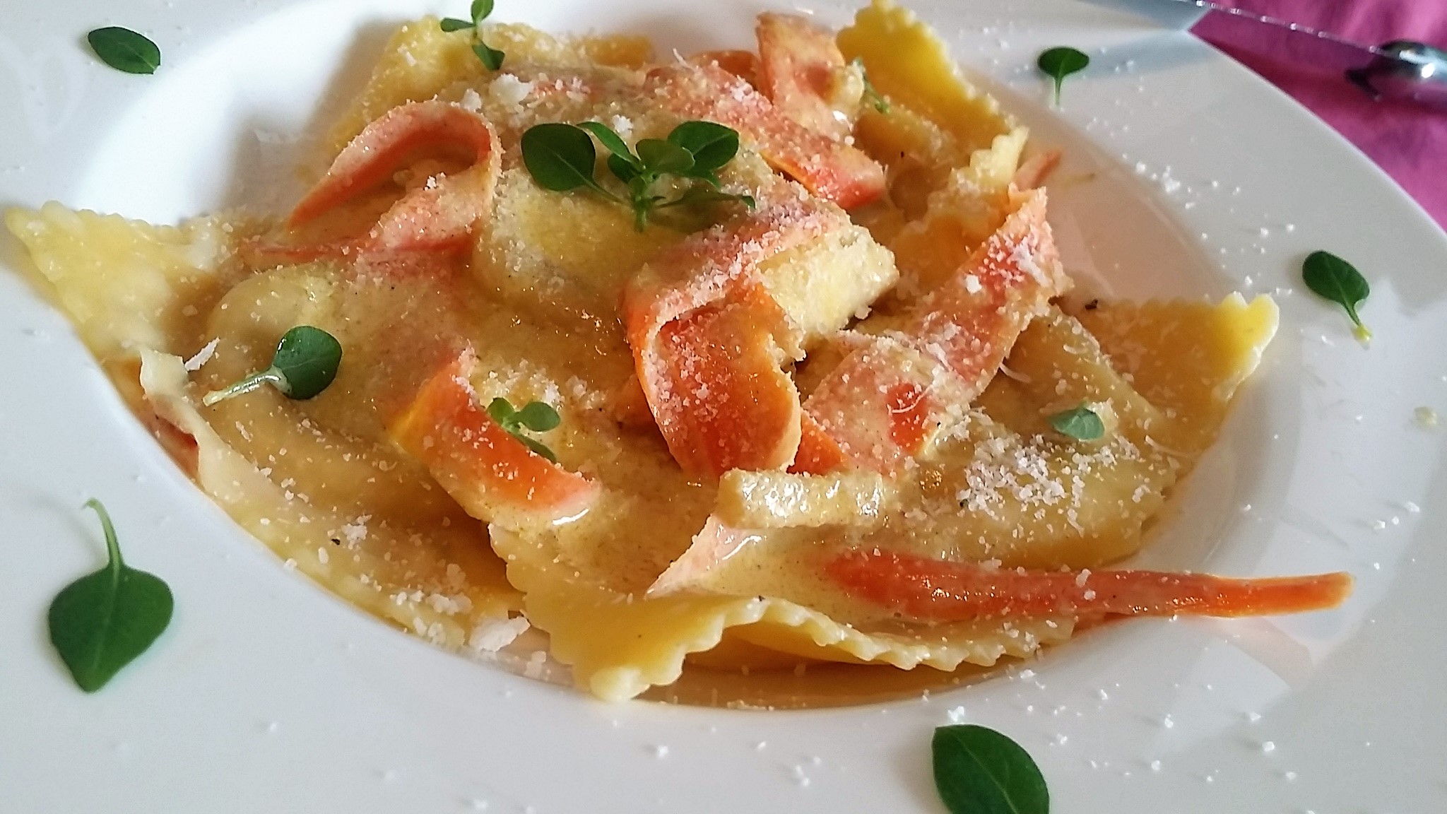 Ravioli proaspete cu sos cremos si curry verde