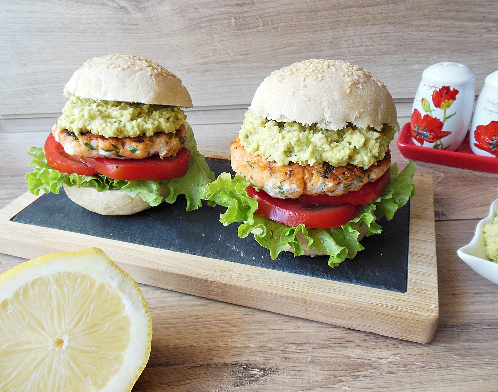 Burger de somon cu pasta de avocado