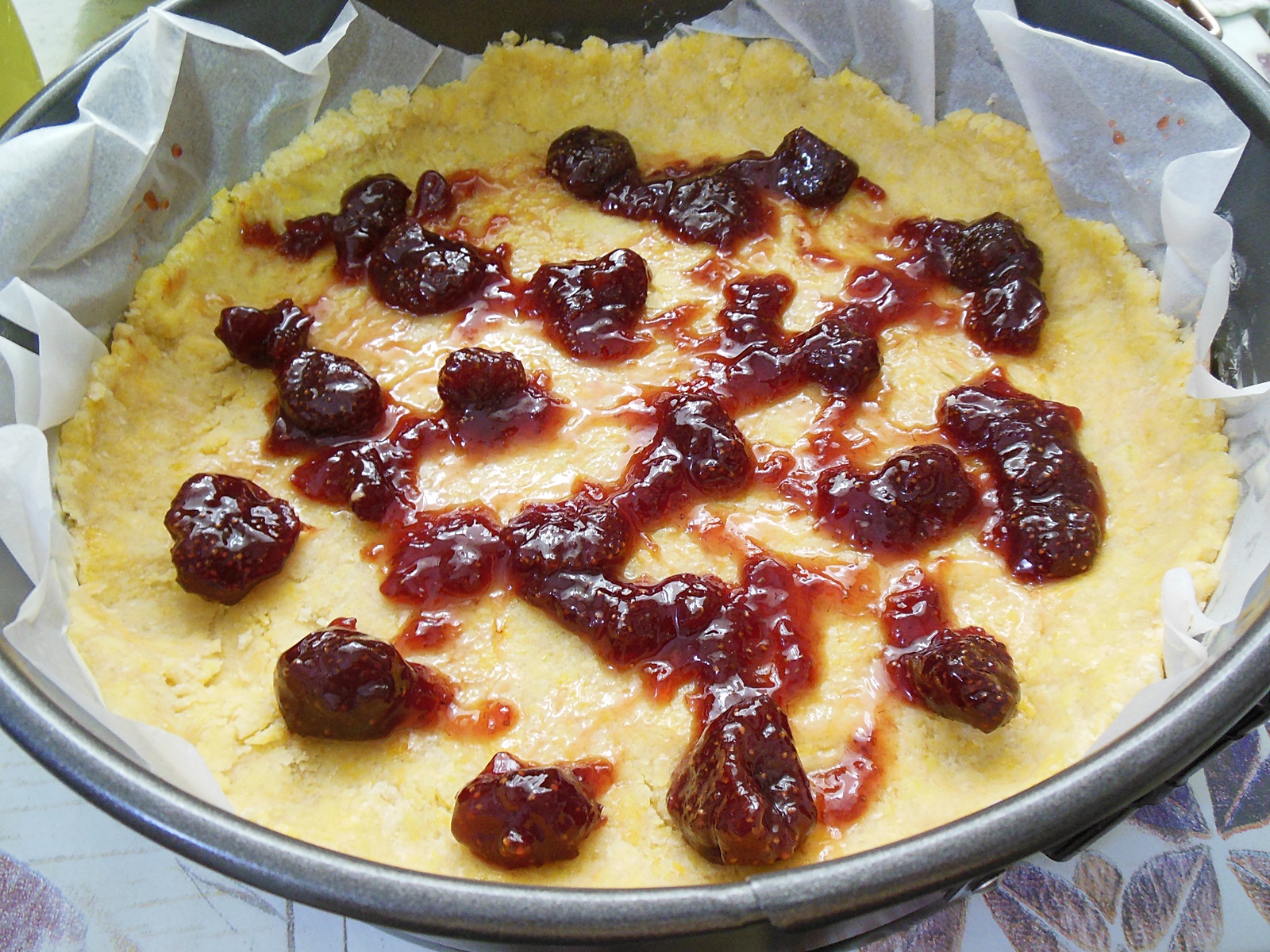 Desert tarta crumble cu mascarpone si capsuni