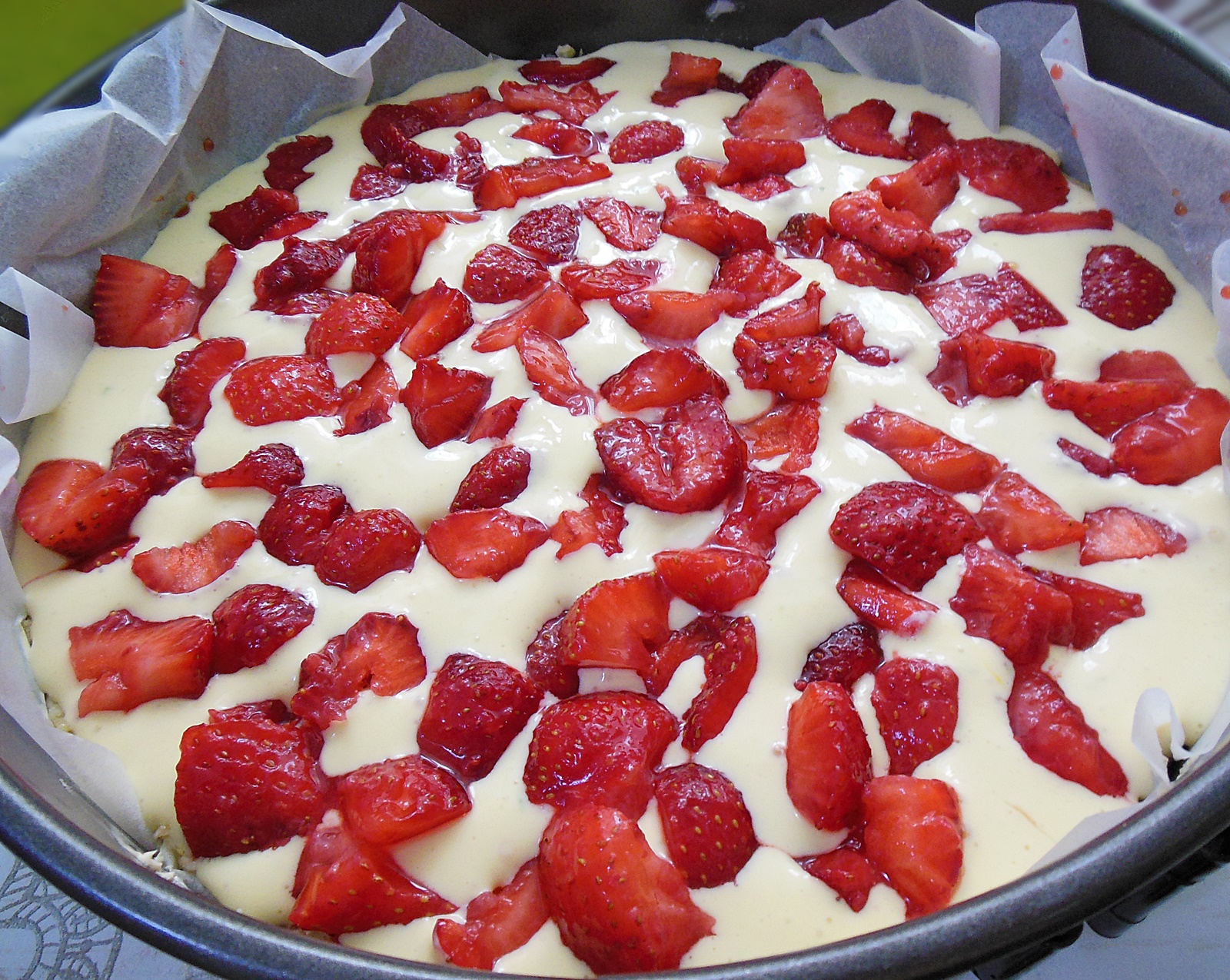 Desert tarta crumble cu mascarpone si capsuni