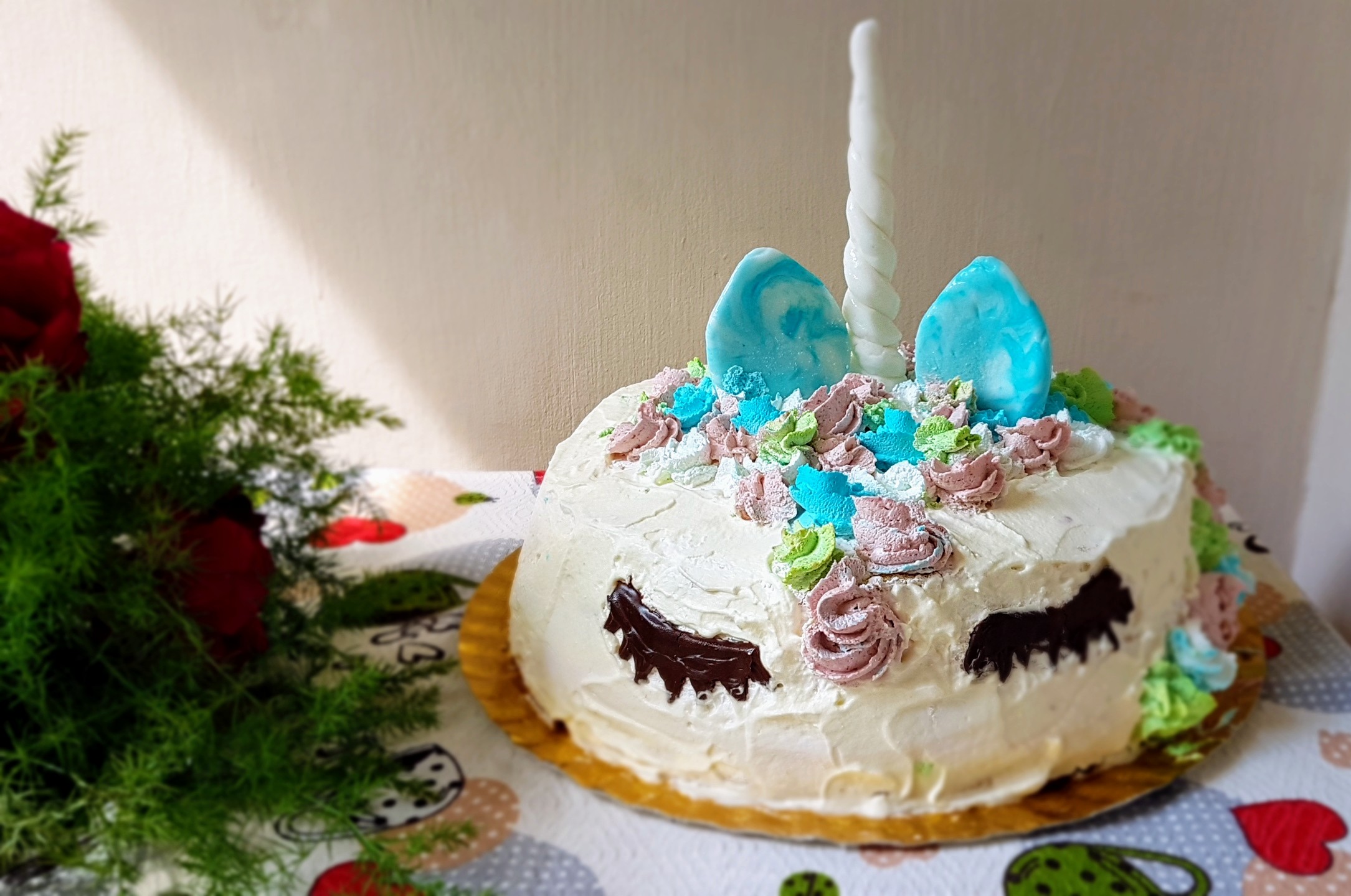 Desert tort Unicorn cu crema de zmeura si crema de ciocolata cu cirese