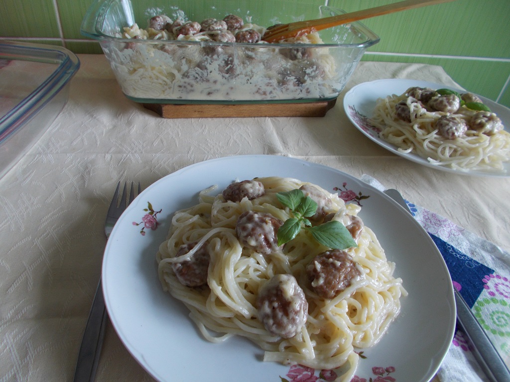 Chiftelute cu spaghete, in sos de smantana si cascaval