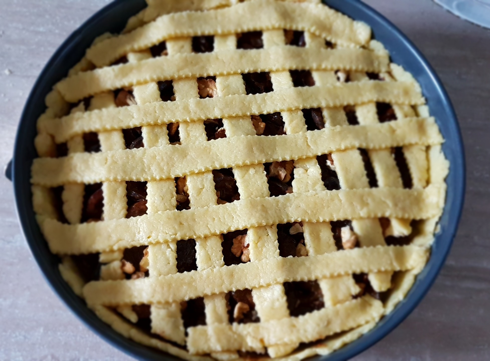 Desert tarta cu prune, mere si nuci