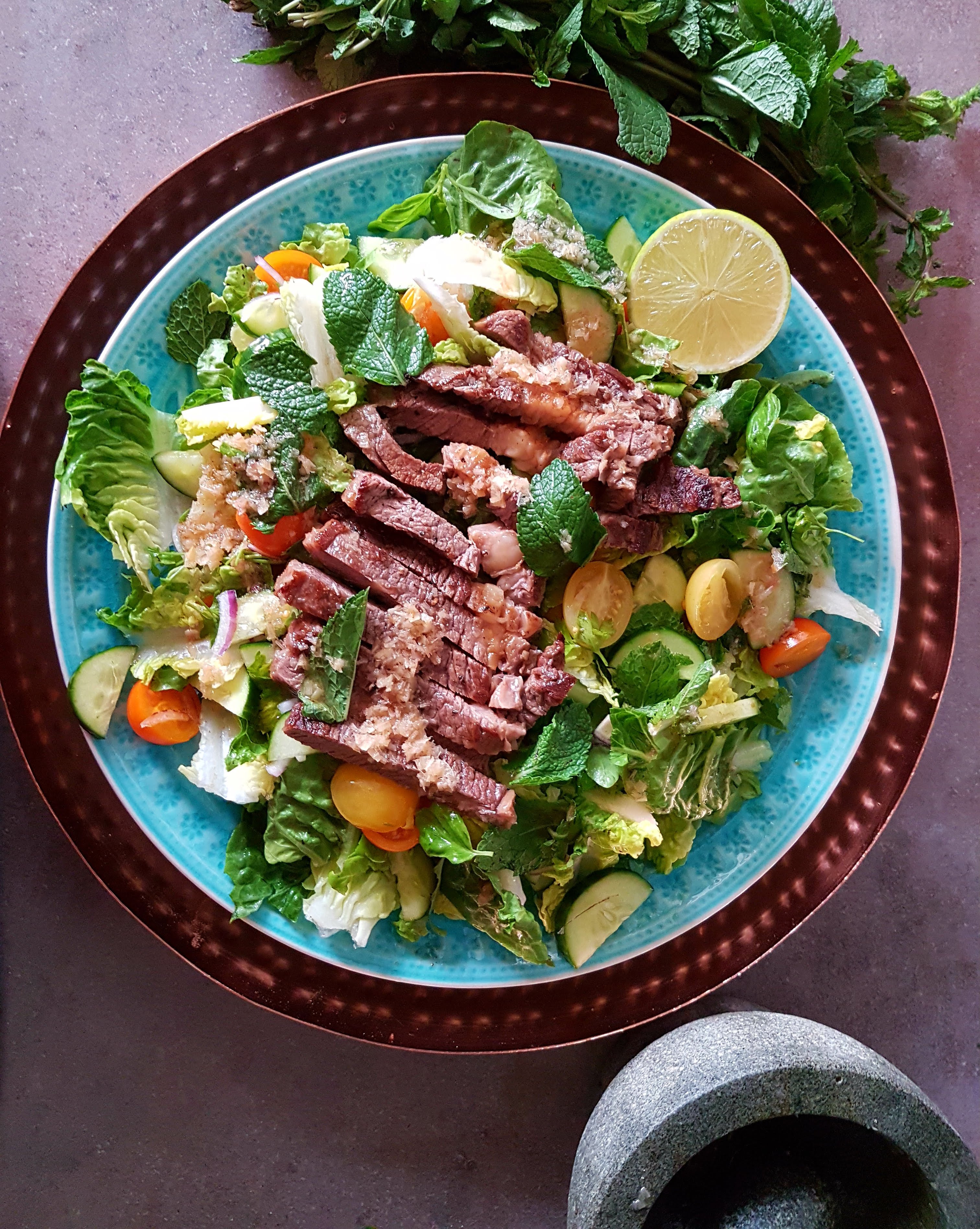 Salata Thailandeza cu carne de vita si dressing de lemongrass