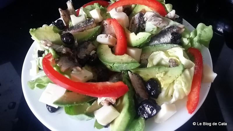 Salata cu sardine si avocado