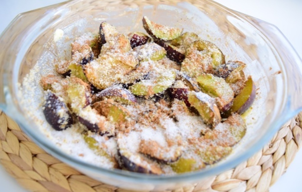 Desert crumble cu prune si nuci