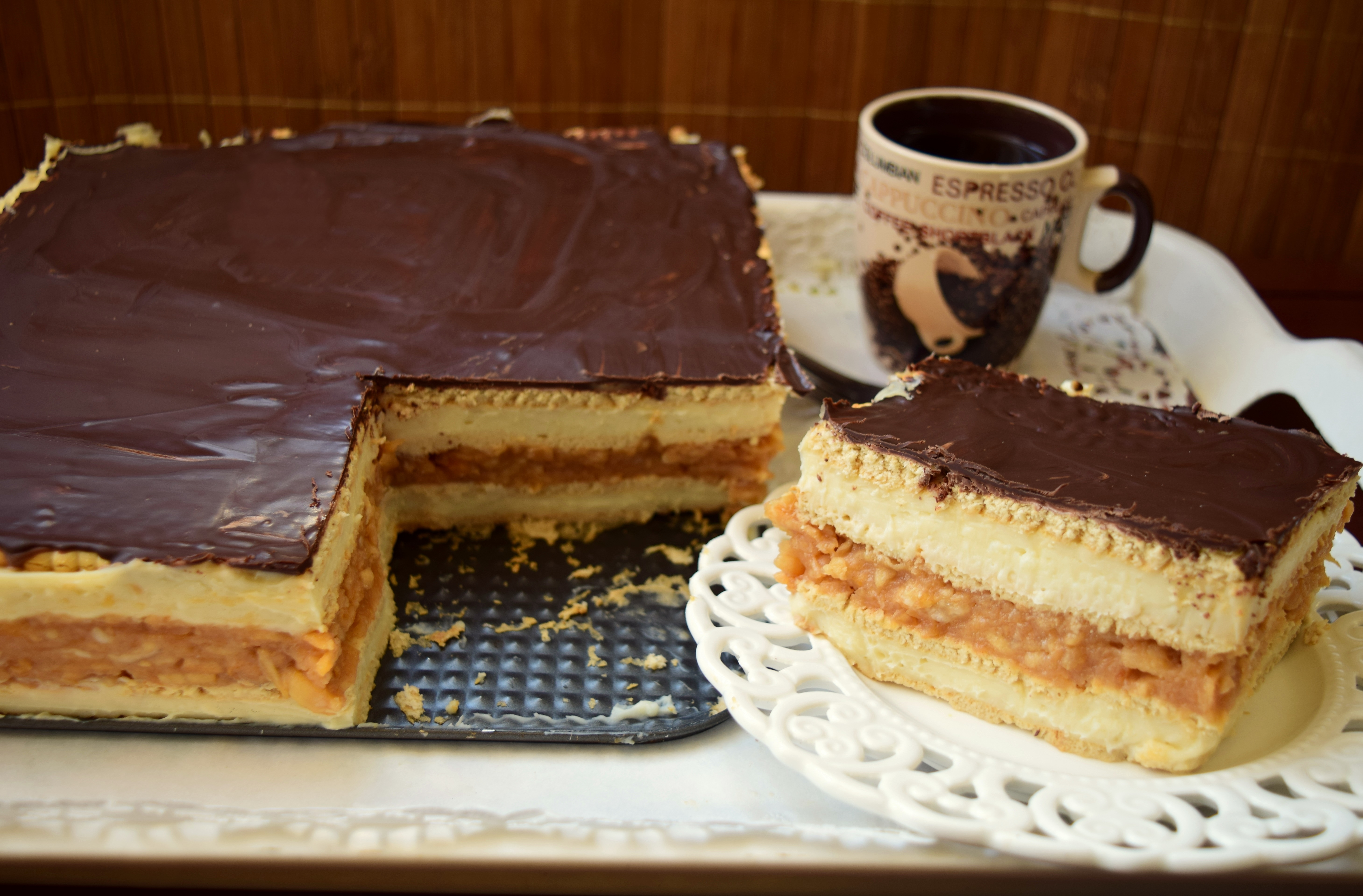 Desert tort de biscuiti cu mere si crema de vanilie