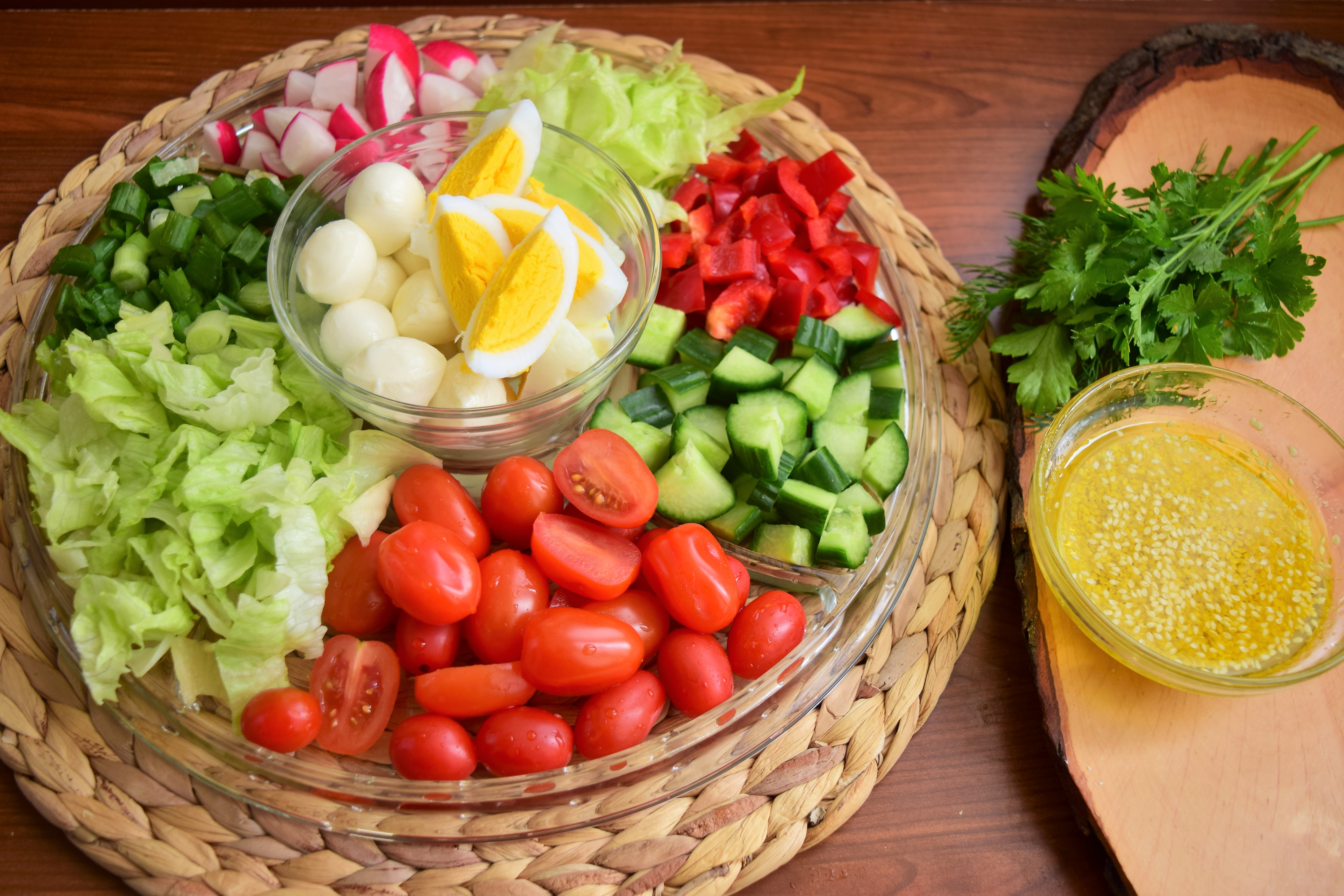 Salata de legume cu mini mozzarella si oua fierte