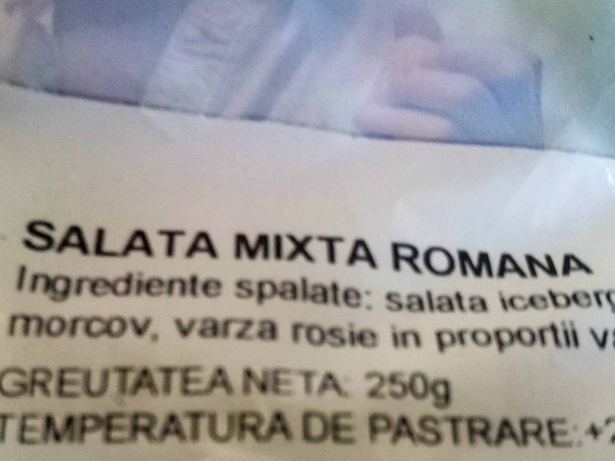 Salata de joi - cu piept de pui afumat si salata mixta romana