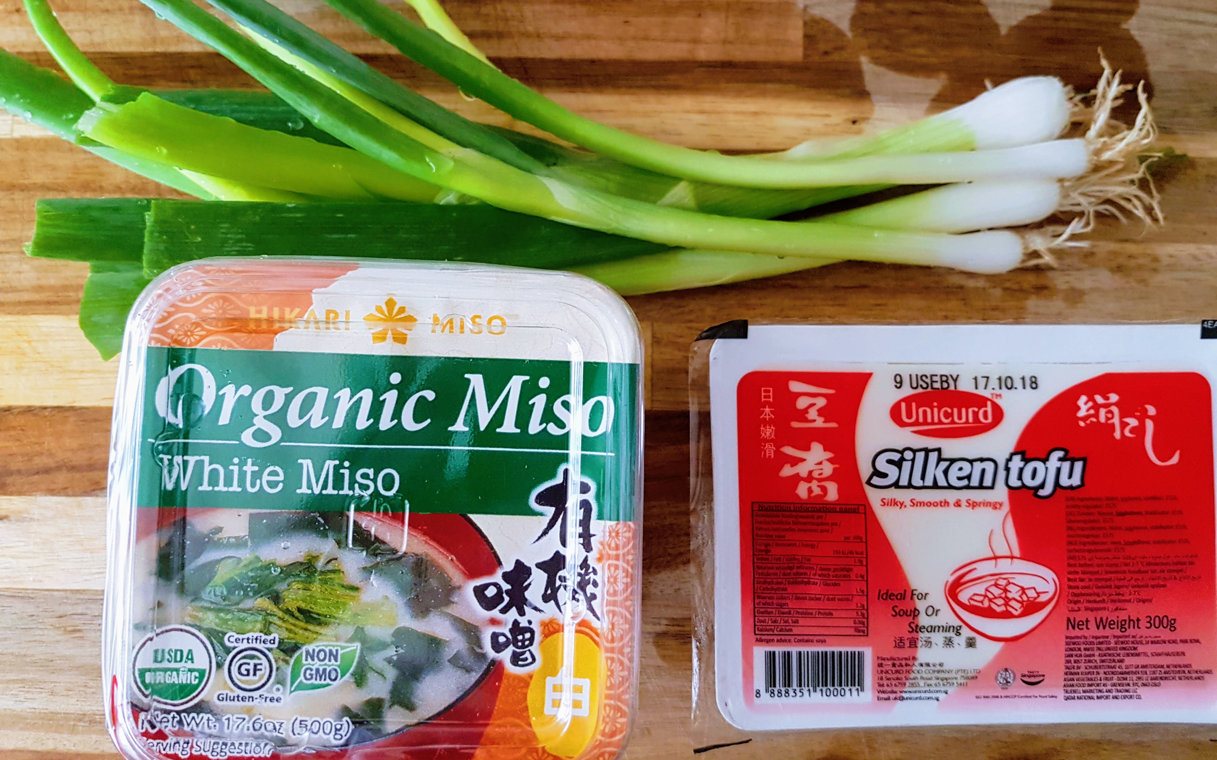 Supa japoneza cu taitei Soba, tofu, alge si miso