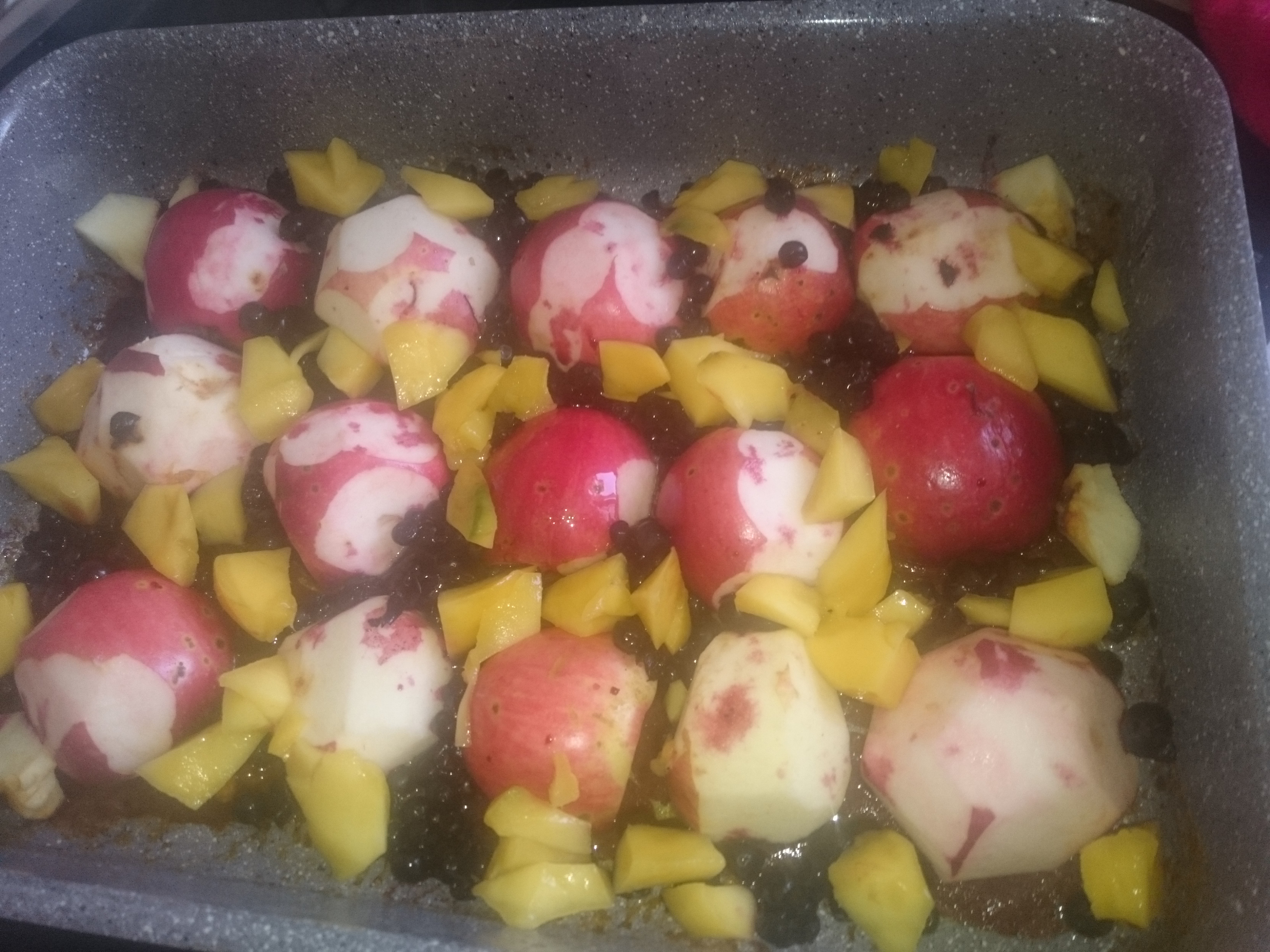 Desert prajitura rasturnata cu mere, mango si afine