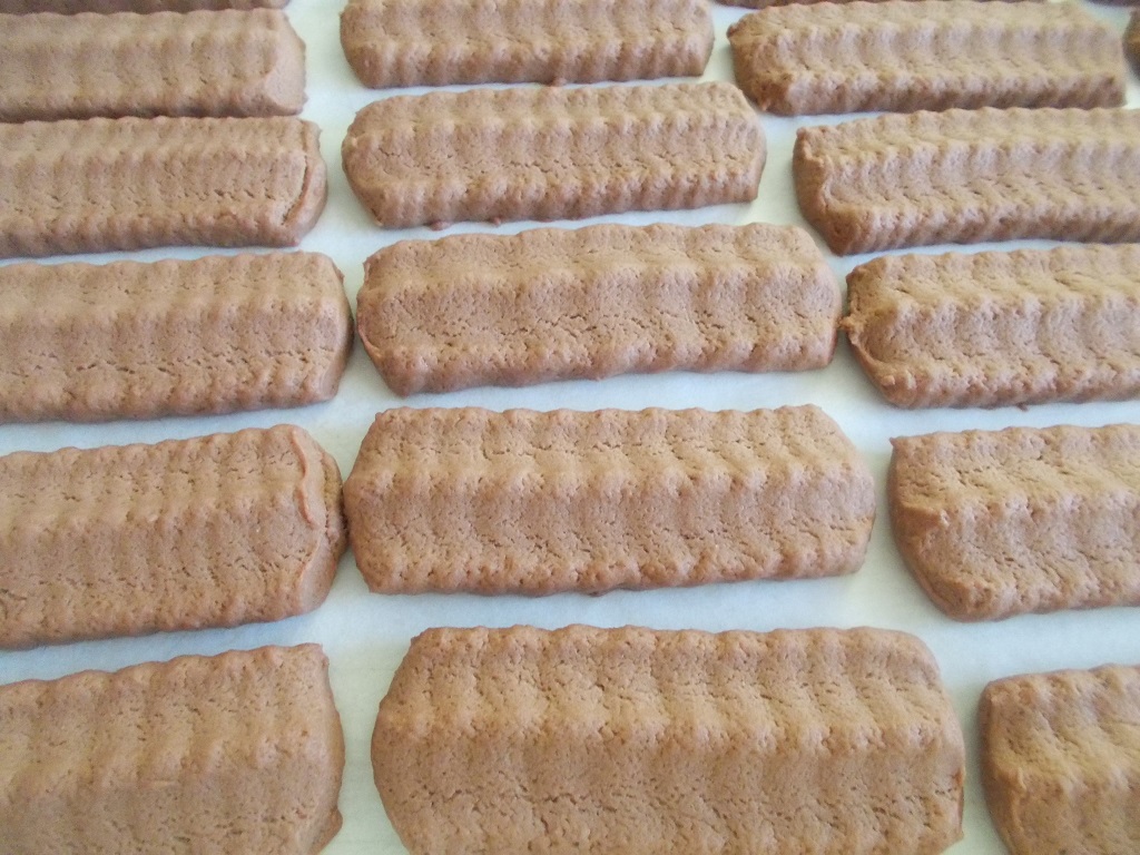 Desert biscuti spritati, cu cacao si glazurati cu ciocolata