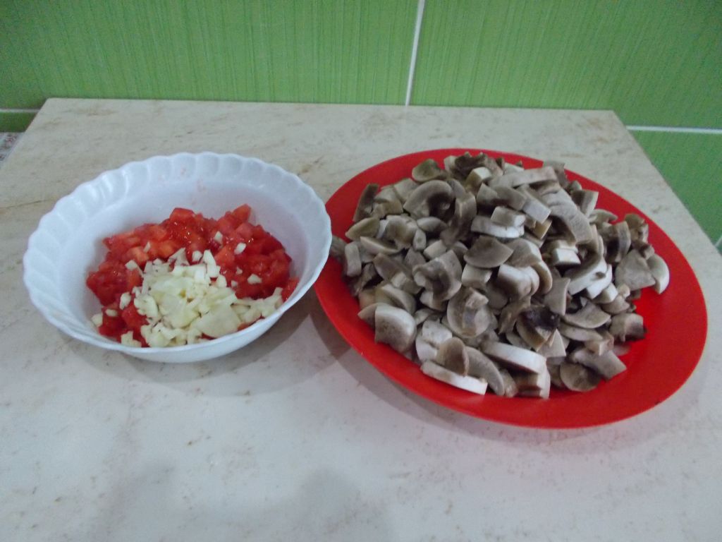 Reteta de tocanita de ciuperci champignon, cu ceapa si usturoi