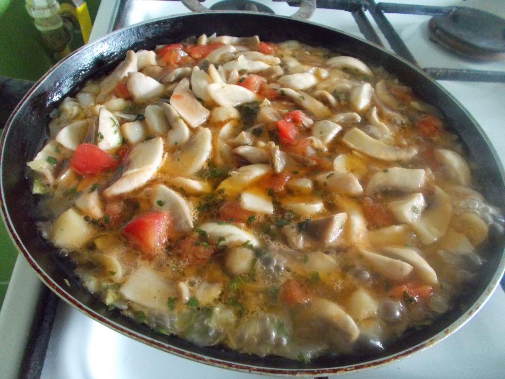 Reteta de tocanita de ciuperci champignon, cu ceapa si usturoi