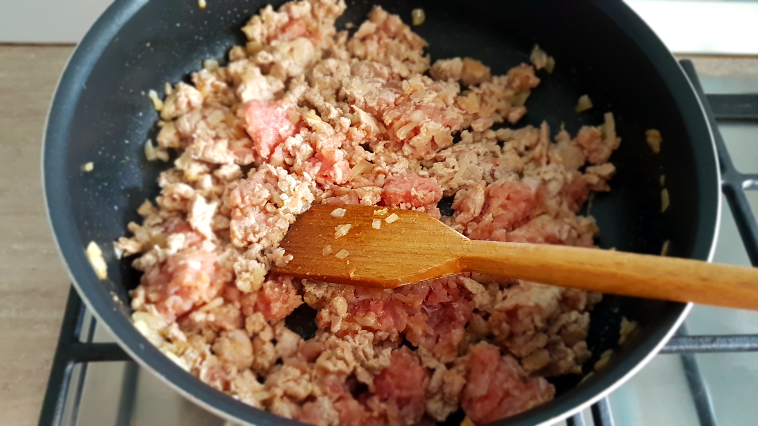 Paste cu carne de porc in sos de rosii aromat