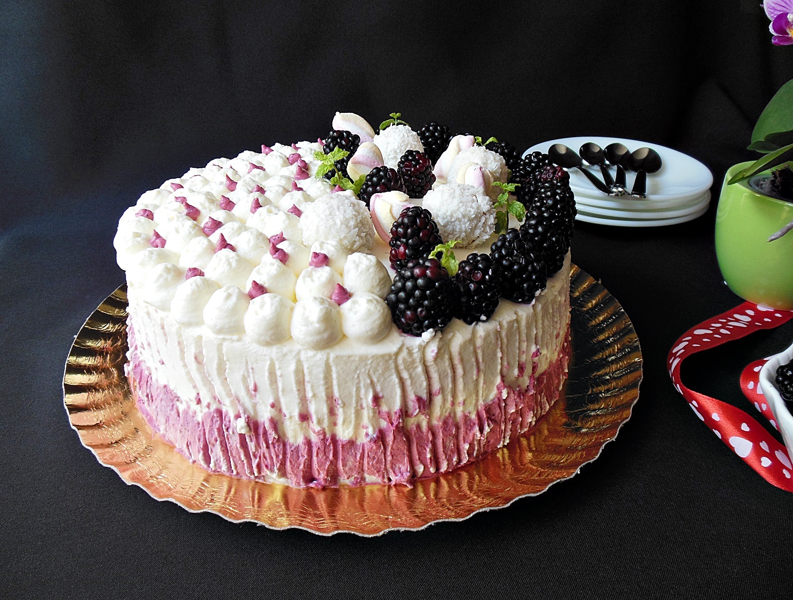 Desert tort cu crema de mure, vanilie si mascarpone