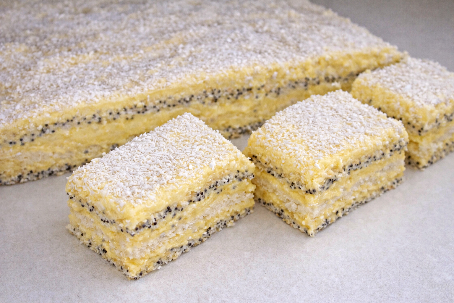 Desert prajitura cu mac si crema de vanilie