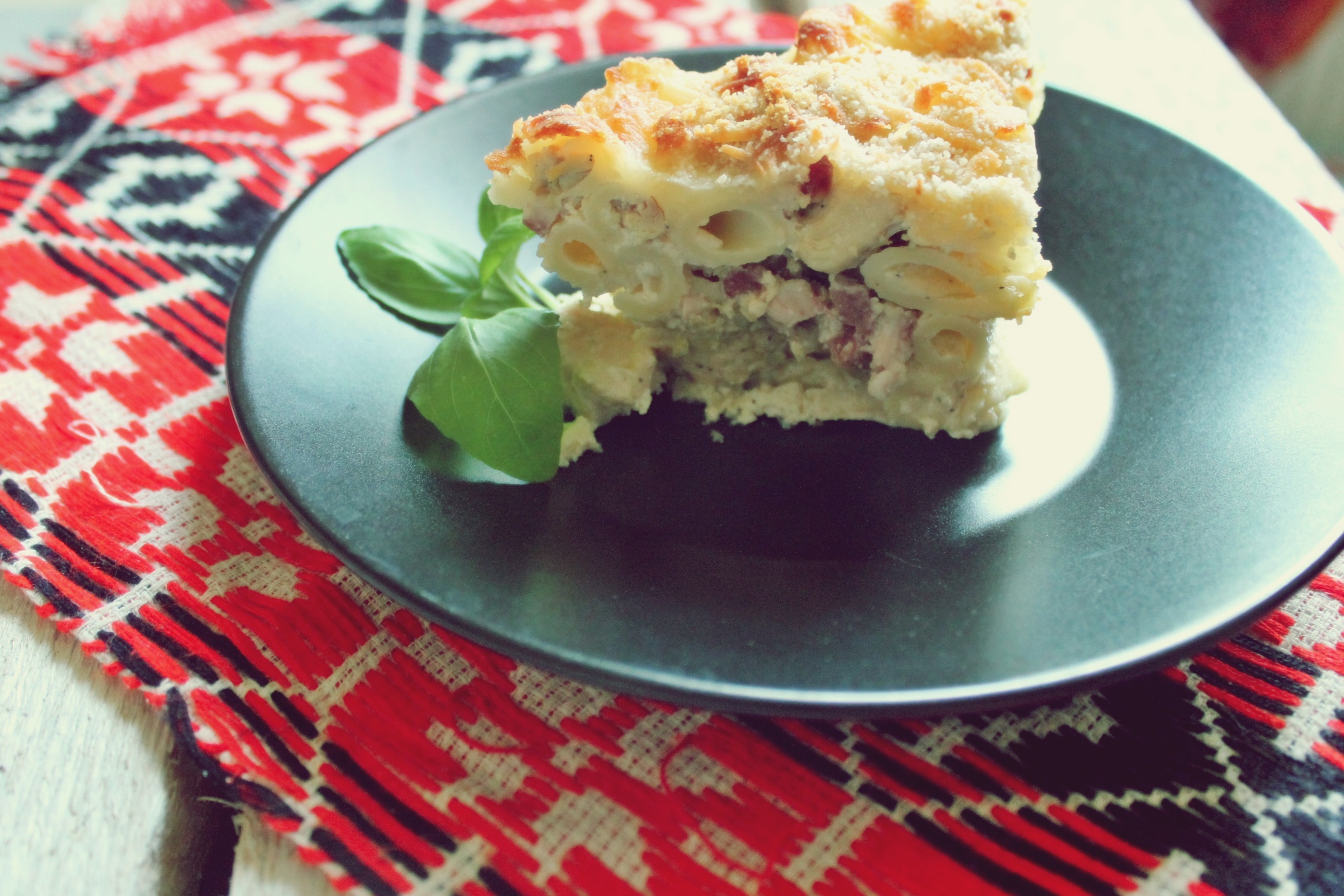 Paste gratinate cu pui, dovlecei si bacon