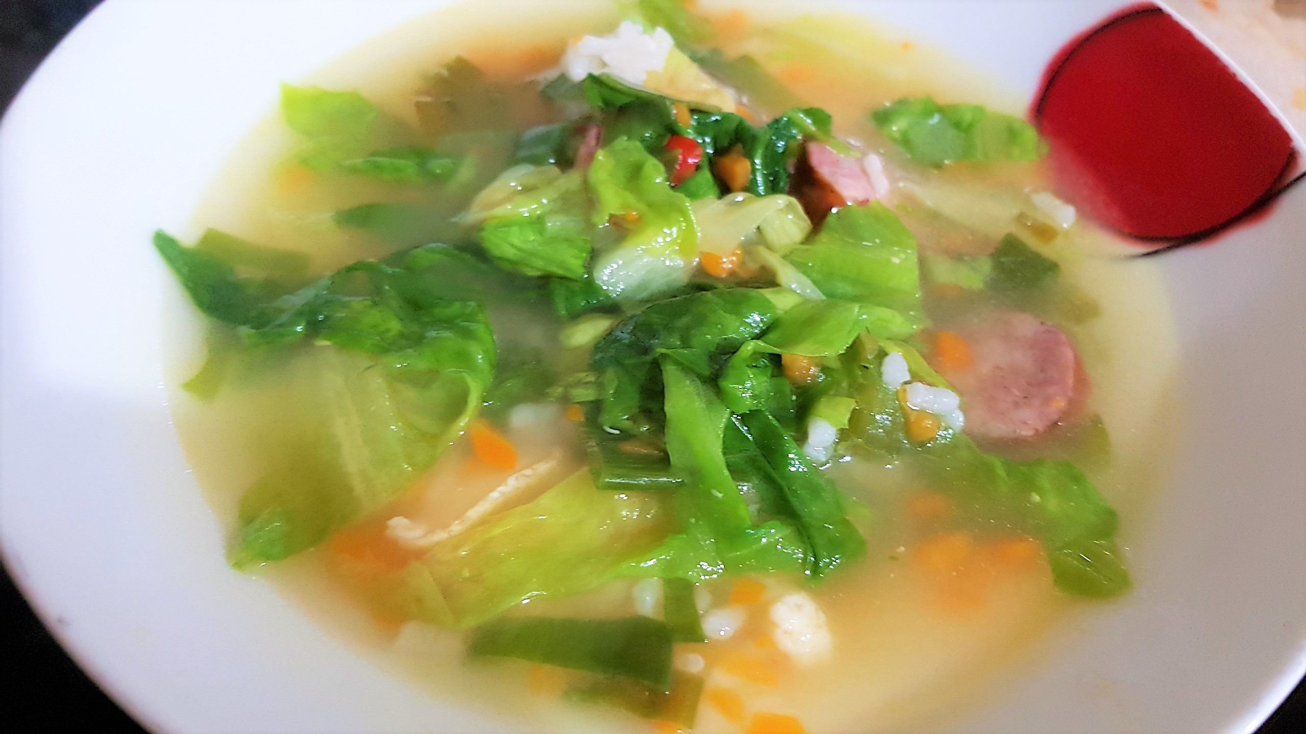 Ciorba de salata verde cu carnati  si parmezan