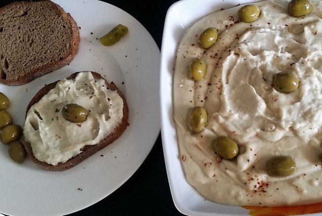 Humus cu faina de naut