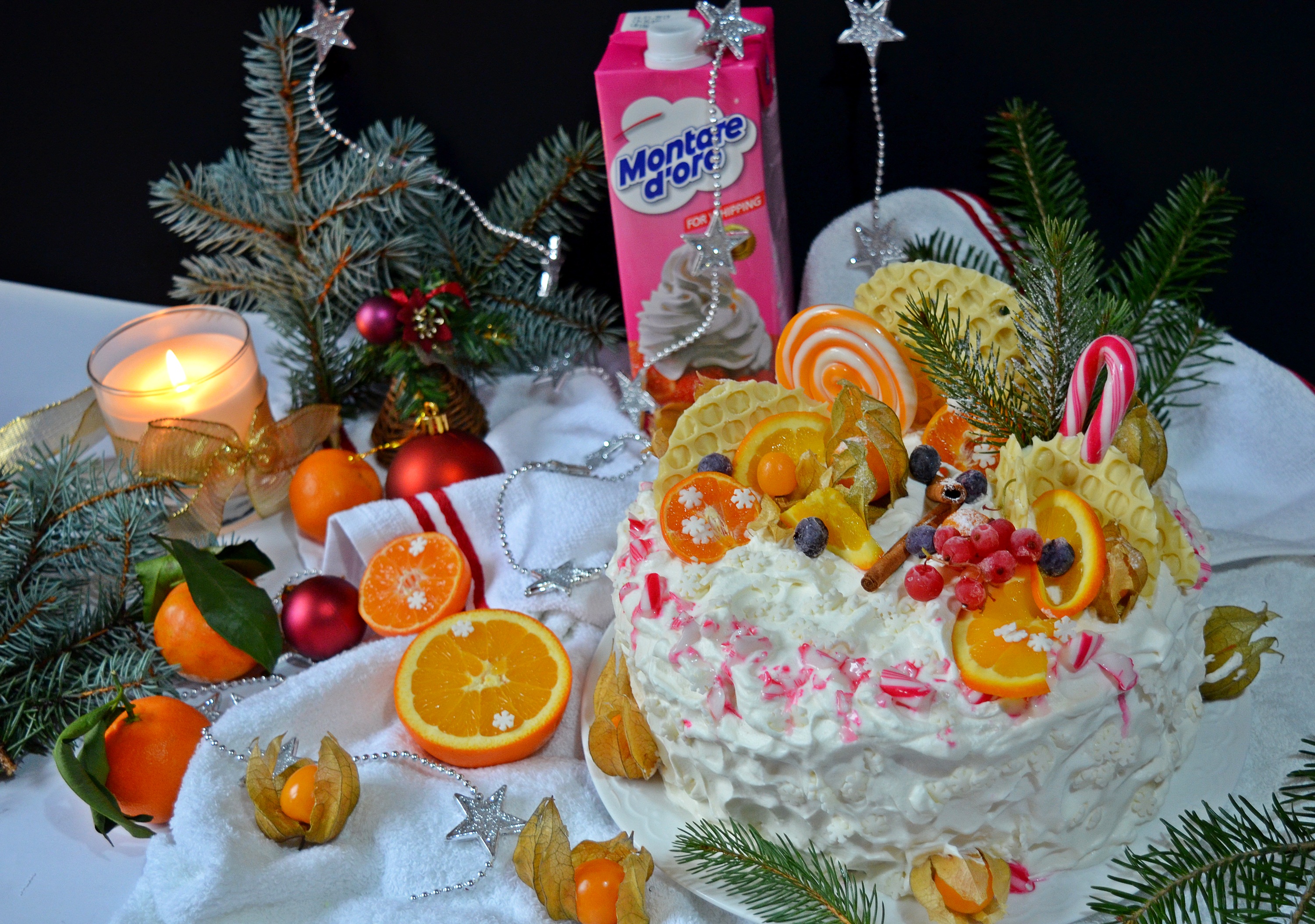 Tort cu mousse de nuci, portocale si fructe de padure