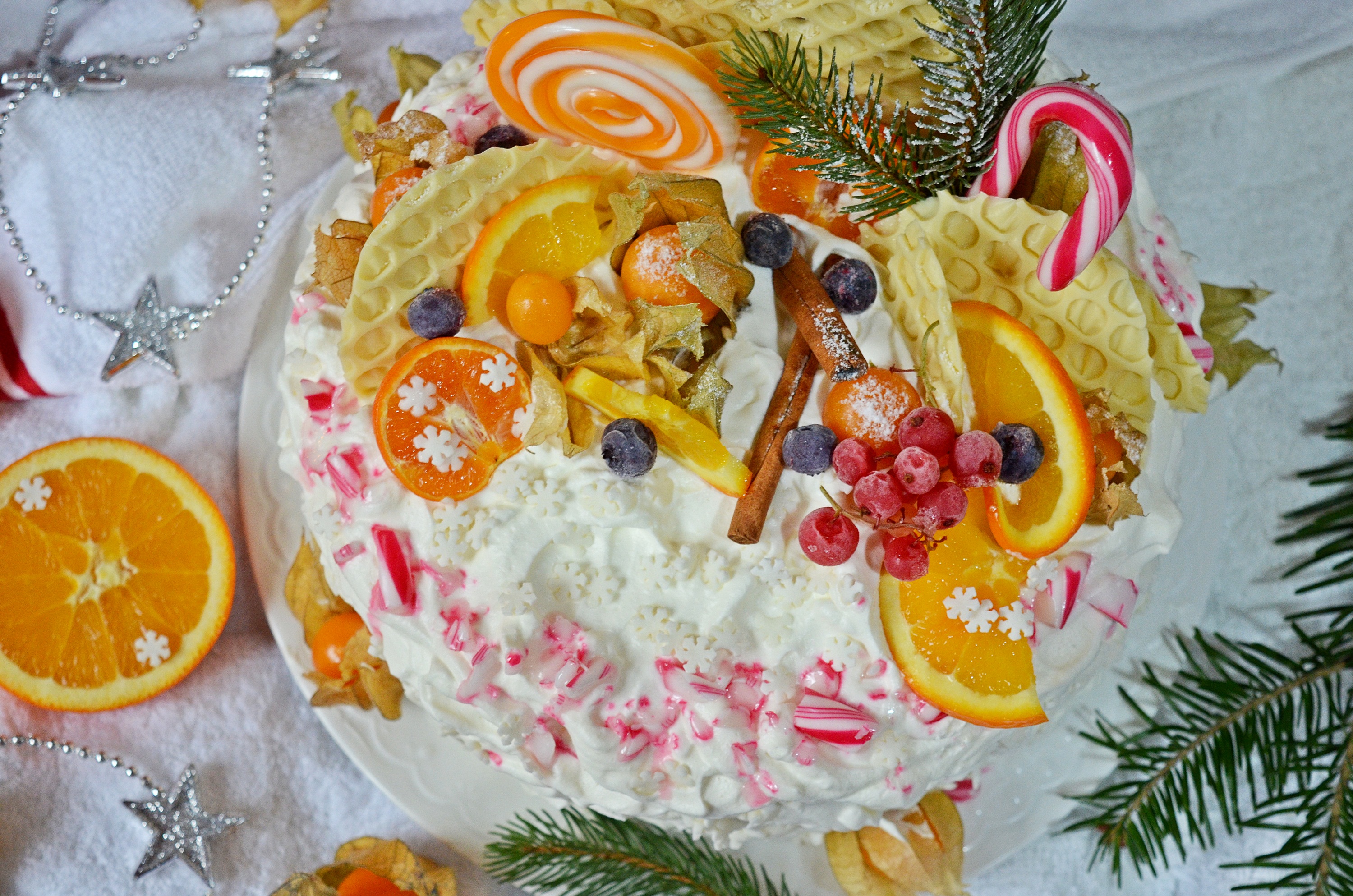 Tort cu mousse de nuci, portocale si fructe de padure