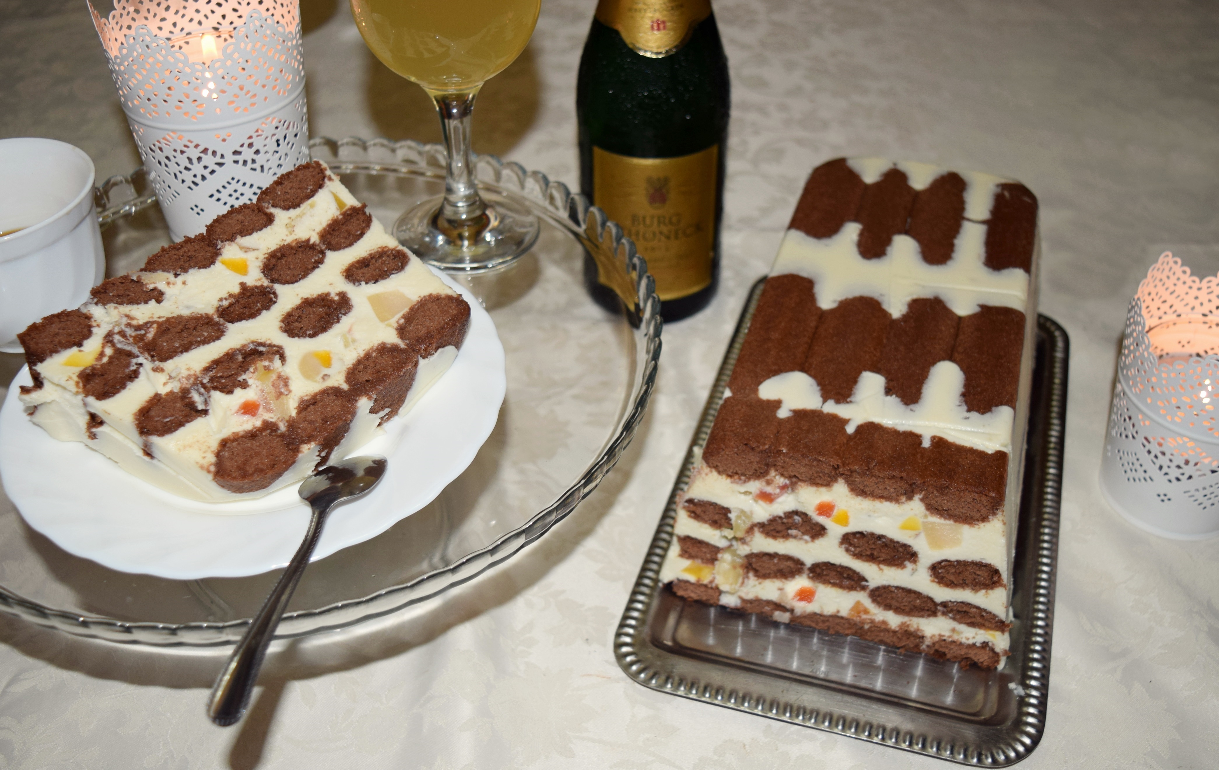 Desert tort cu crema de fructe si piscoturi cu cacao