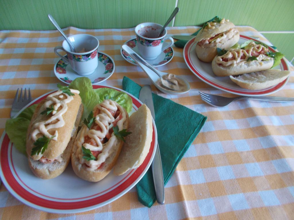 Crenvursti in barcute, cu maioneza si ketchup