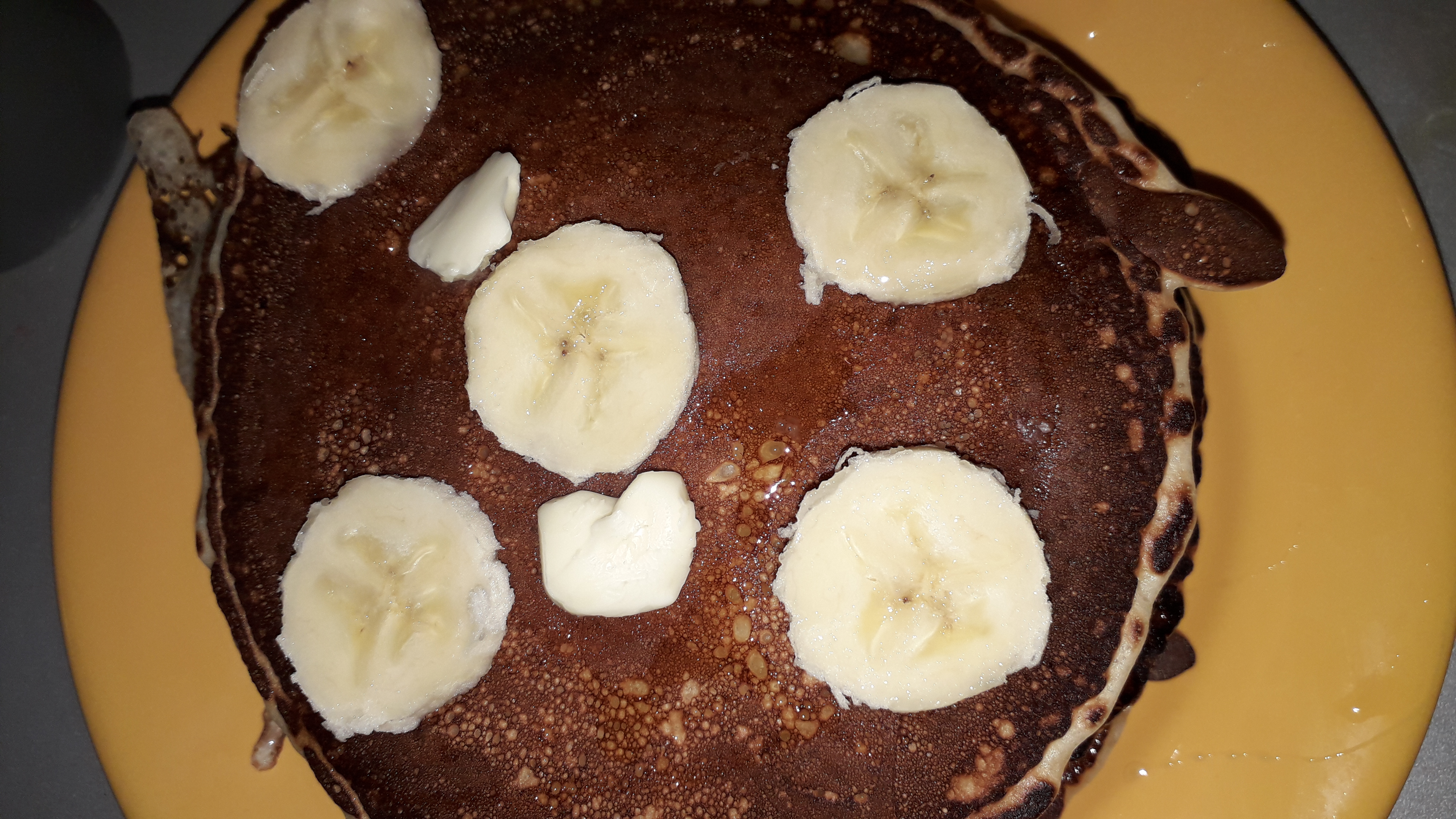 Pancake cu unt, miere si banane