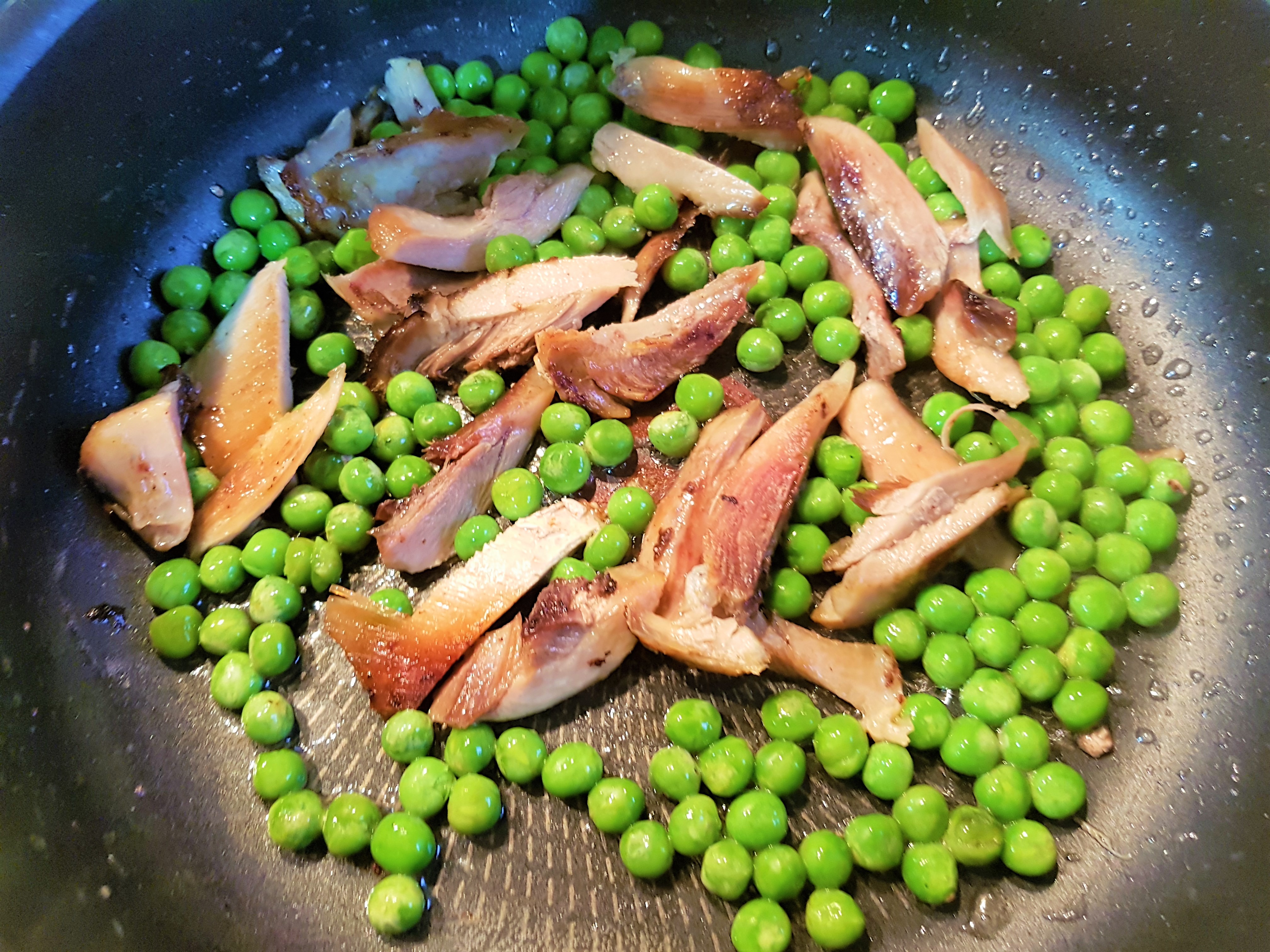 Fusilli cu pui si pesto