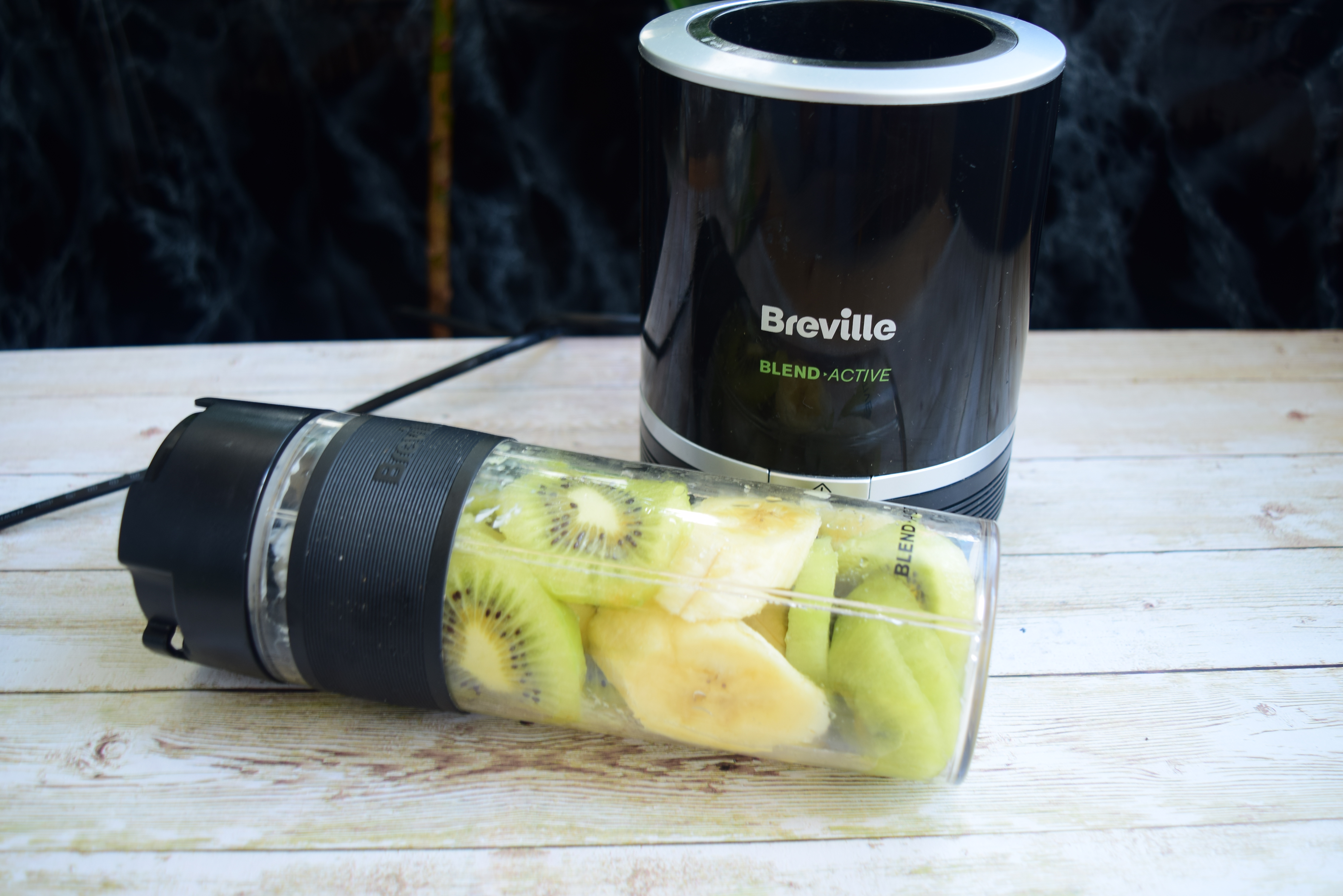 Smoothie cu iaurt, banane si kiwi