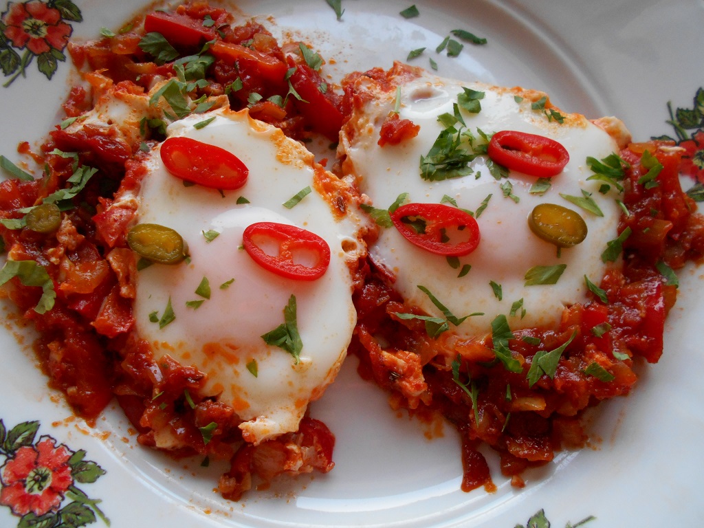 Aperitiv Shakshouka (Ochiuri in sos condimentat de rosii)