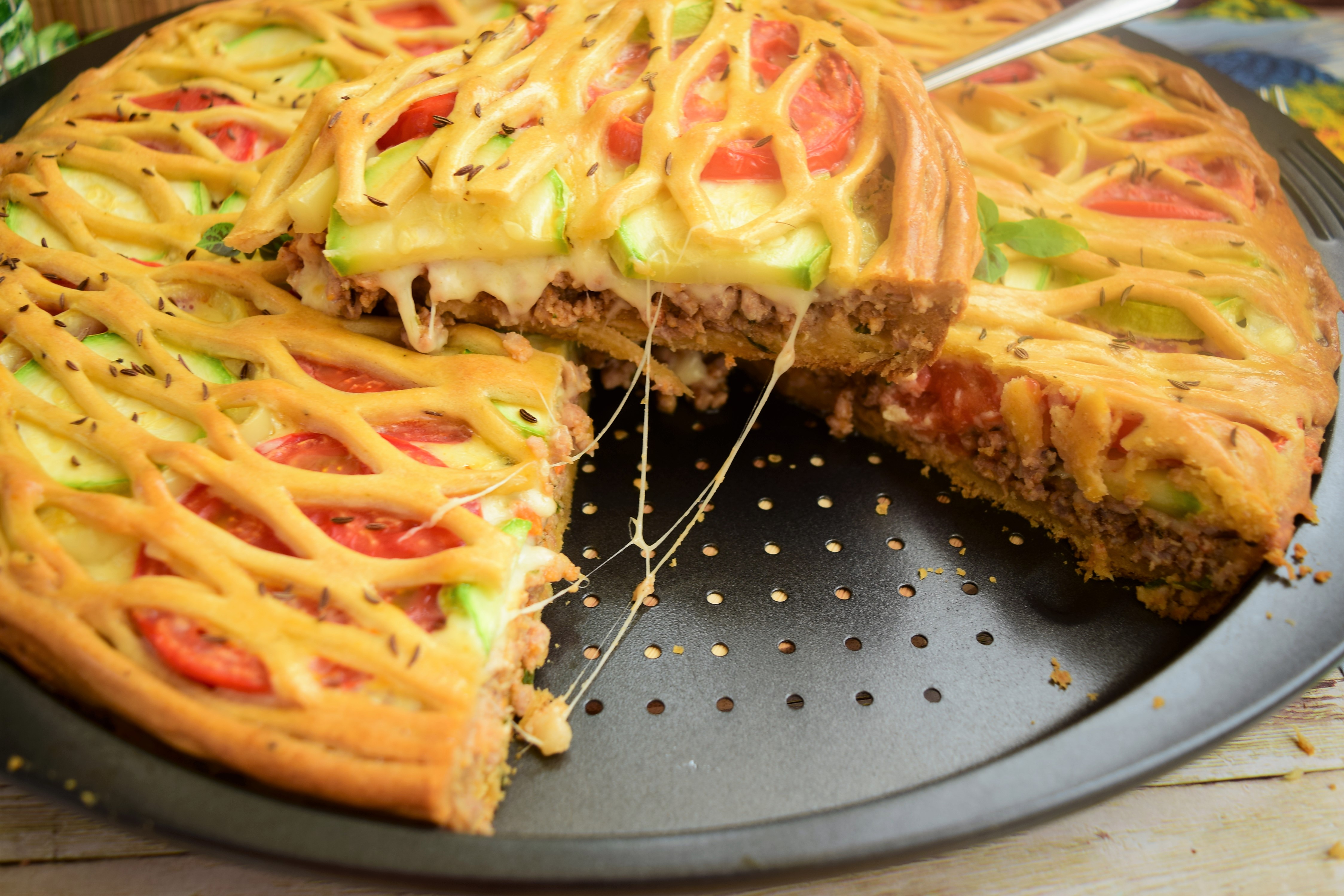 Tarta cu carne tocata, mozzarella si legume