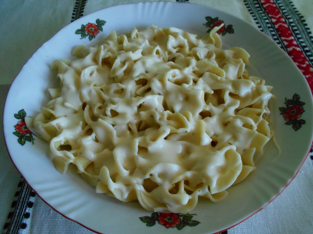 Tagliatelle cu ciuperci si sos de smantana si cascaval