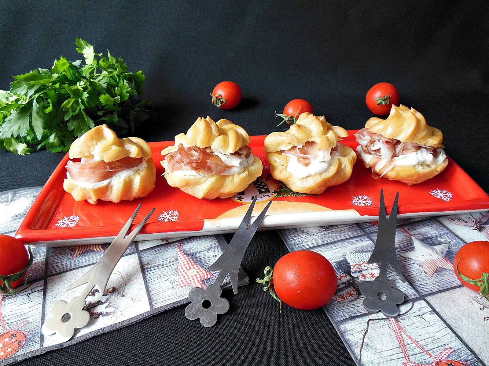 Aperitiv choux-uri cu crema de branzeturi si prosciutto