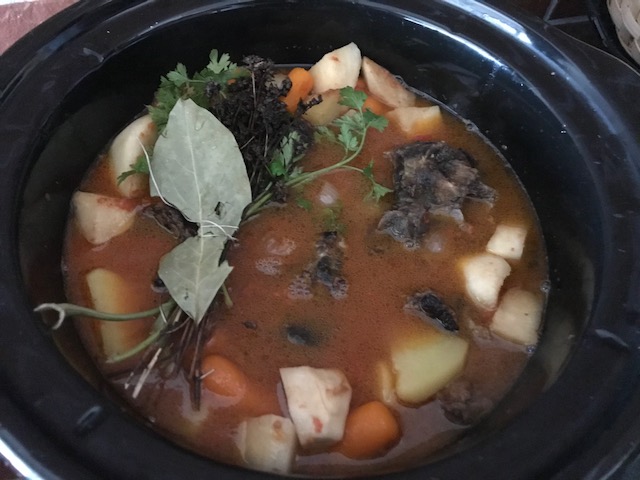 Navarin – tocana frantuzeasca de berbecut la slow cooker Crock-Pot