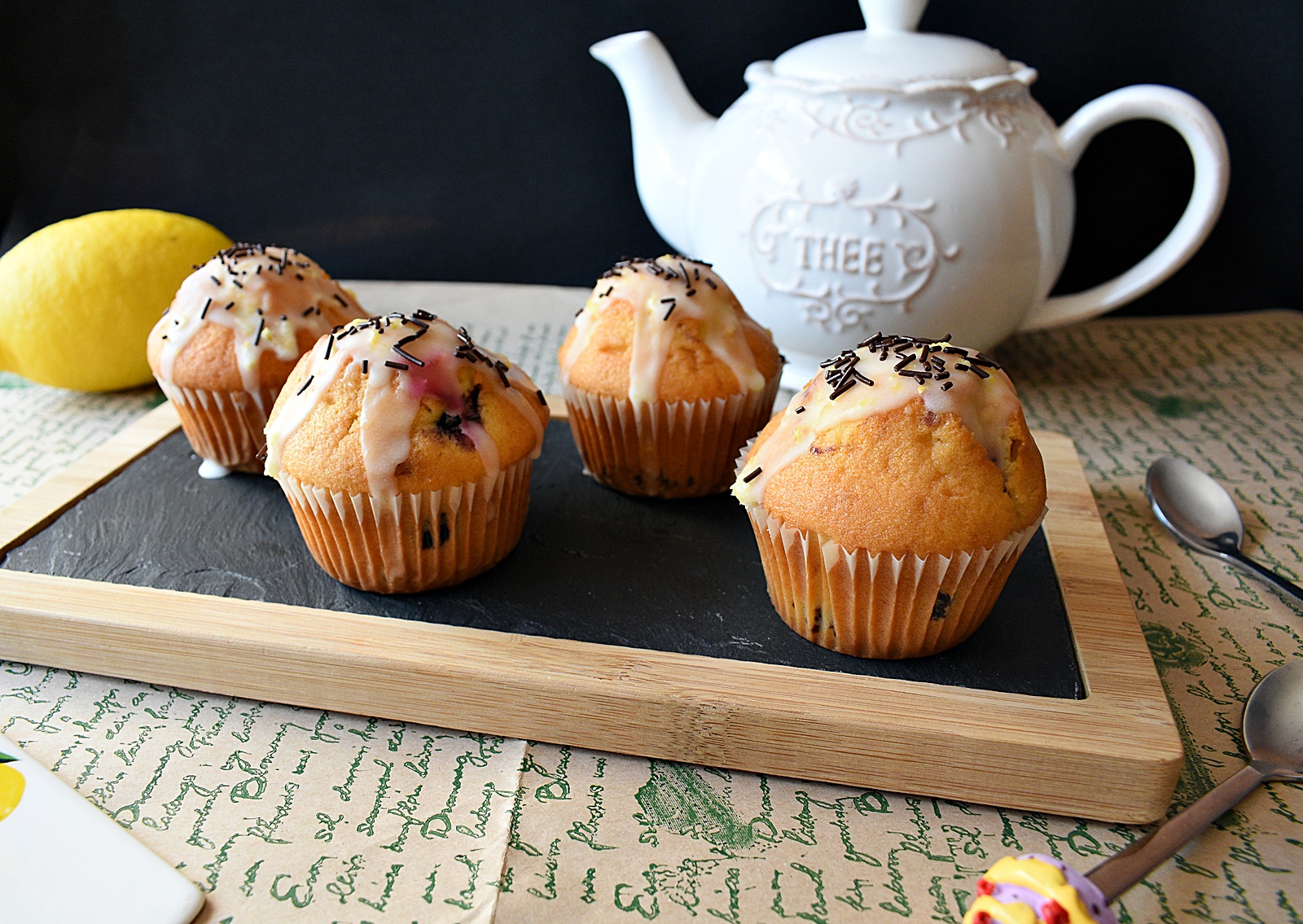 Desert muffins cu afine si glazura de lamaie