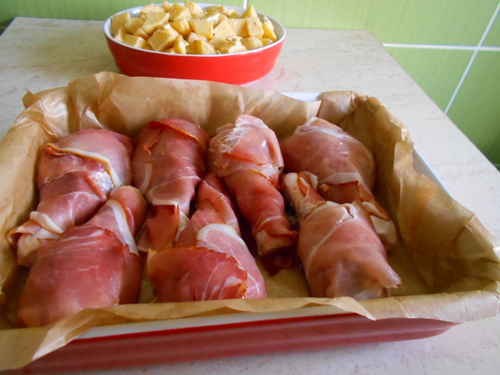 Copanele de pui invelite in bacon, la cuptor