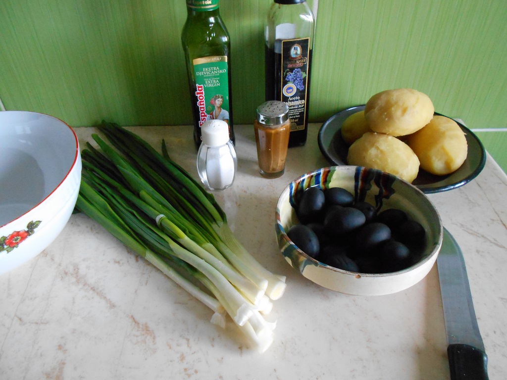 Salata de cartofi, cu ceapa verde si masline