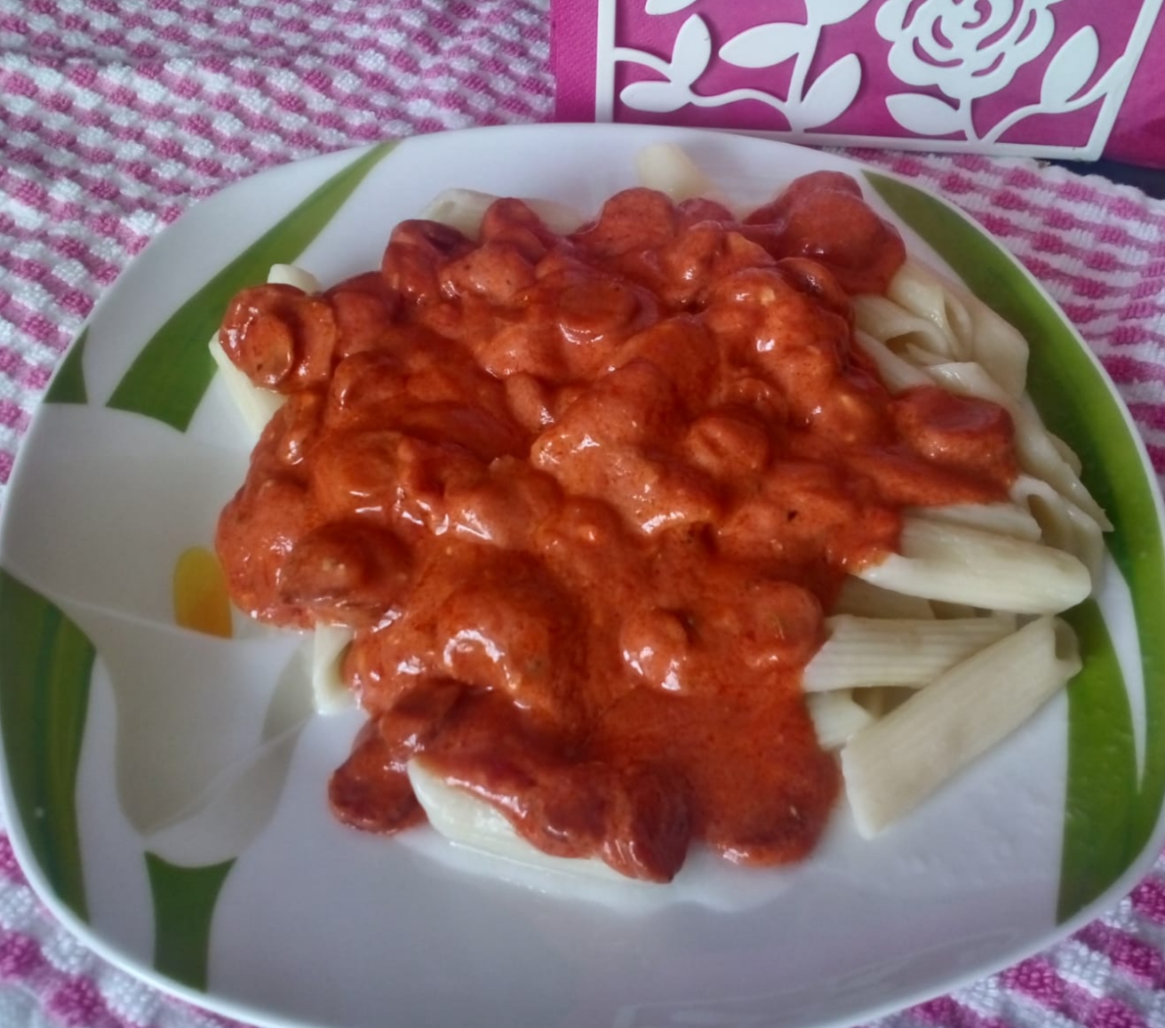 Penne cu cabanosi in sos de rosii