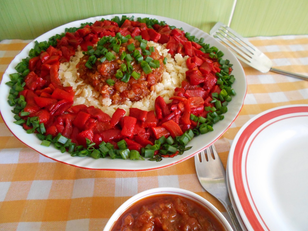 Paste cu ardei copti, sos picant si ceapa verde