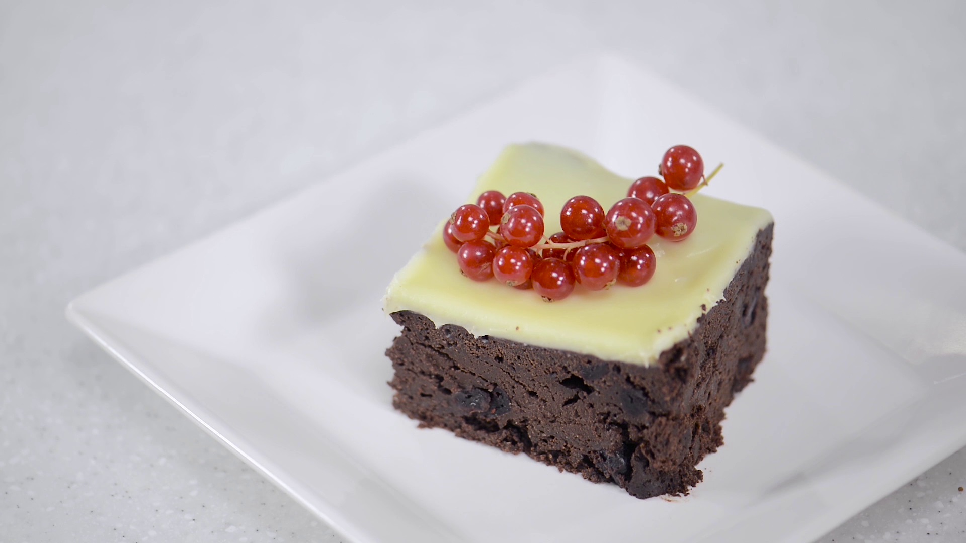 Desert Negresa cu ganache de ciocolata alba