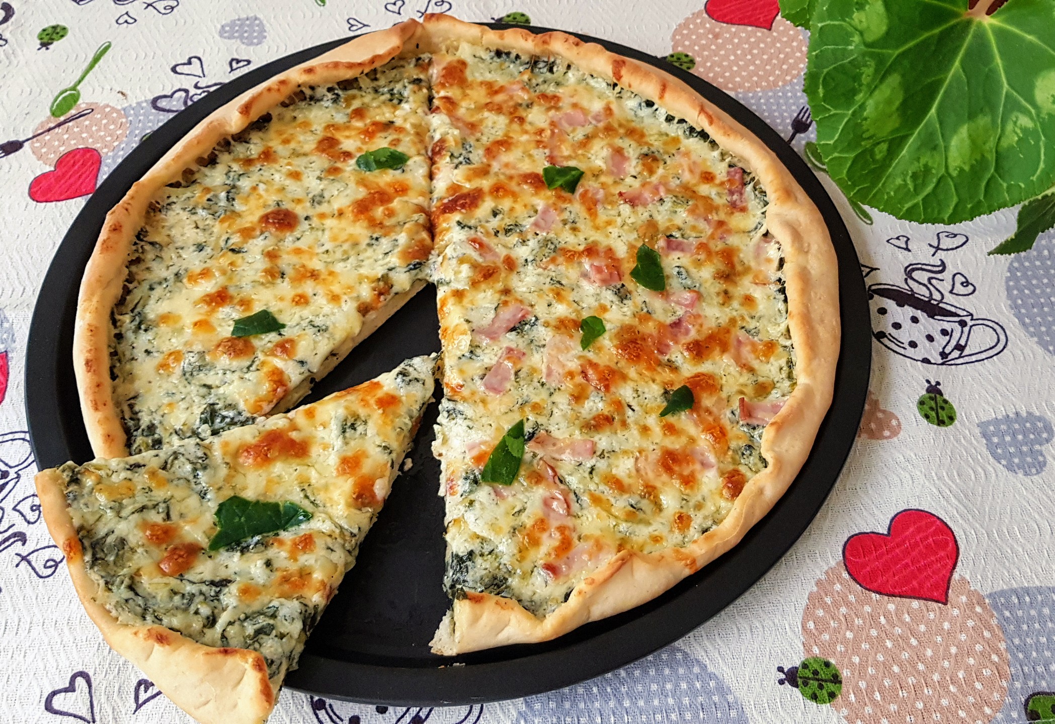 Pizza cu spanac si sos Alfredo