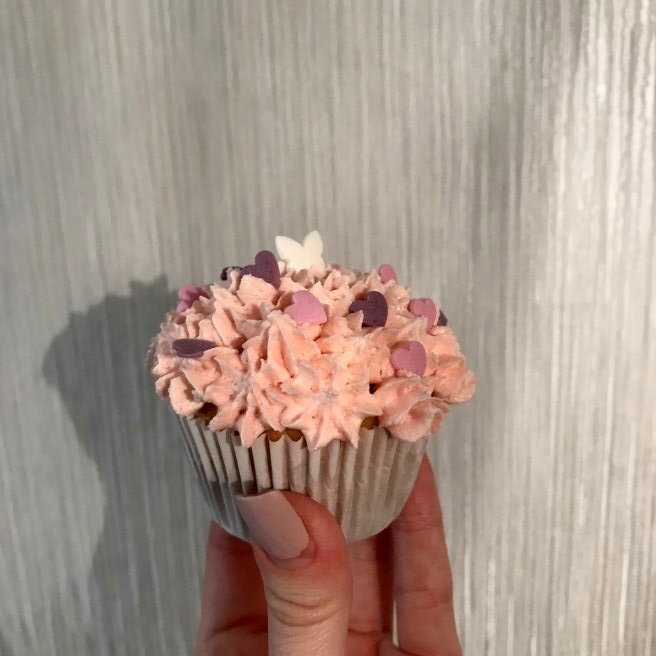 Desert briose (cupcakes) cu buttercream