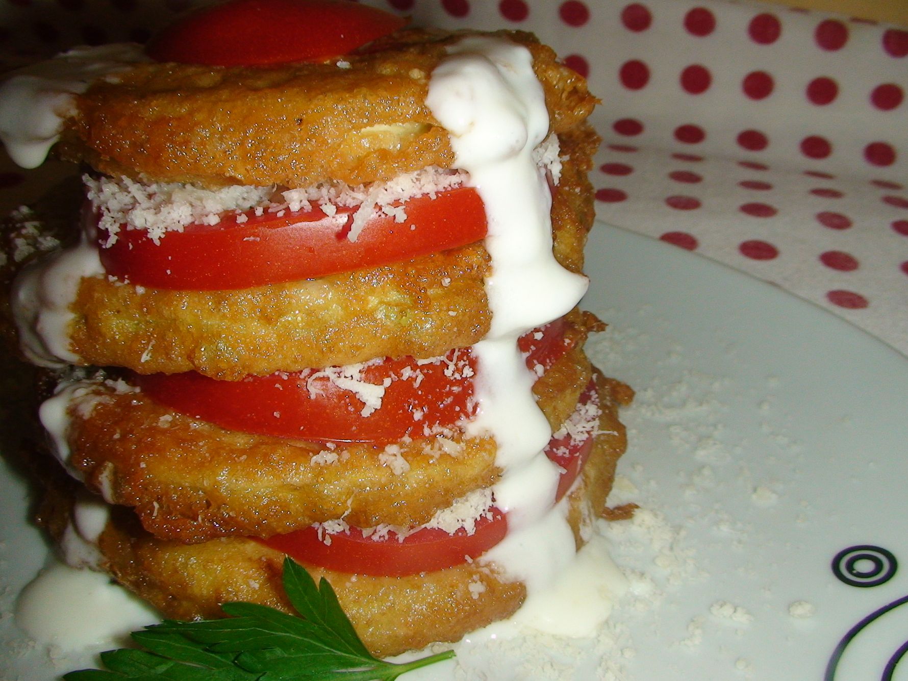 Turnulete de dovlecei pane, rosii, parmezan si crema de usturoi