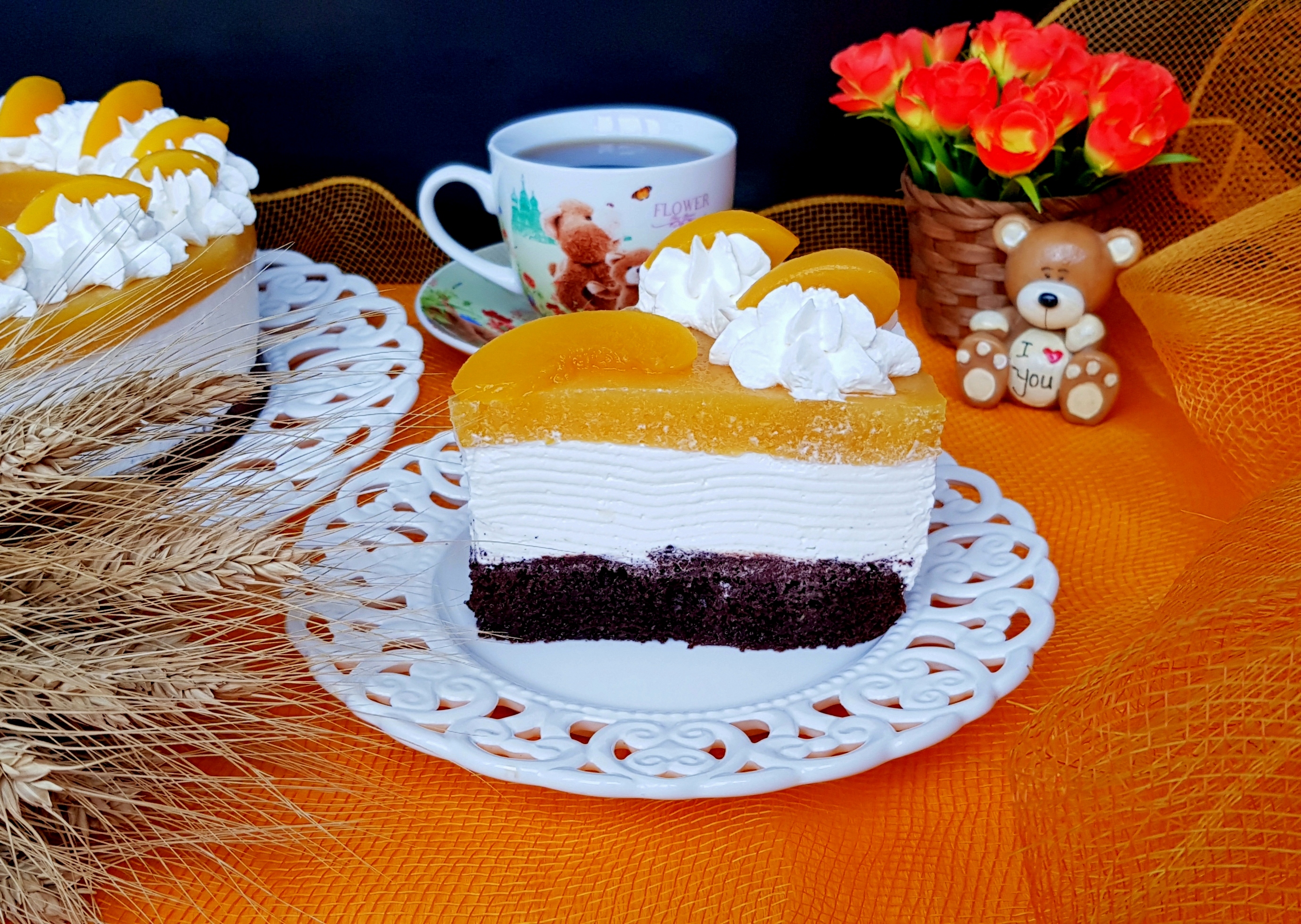 Desert tort cu blat de cacao, crema cu mascarpone si jeleu de piersici