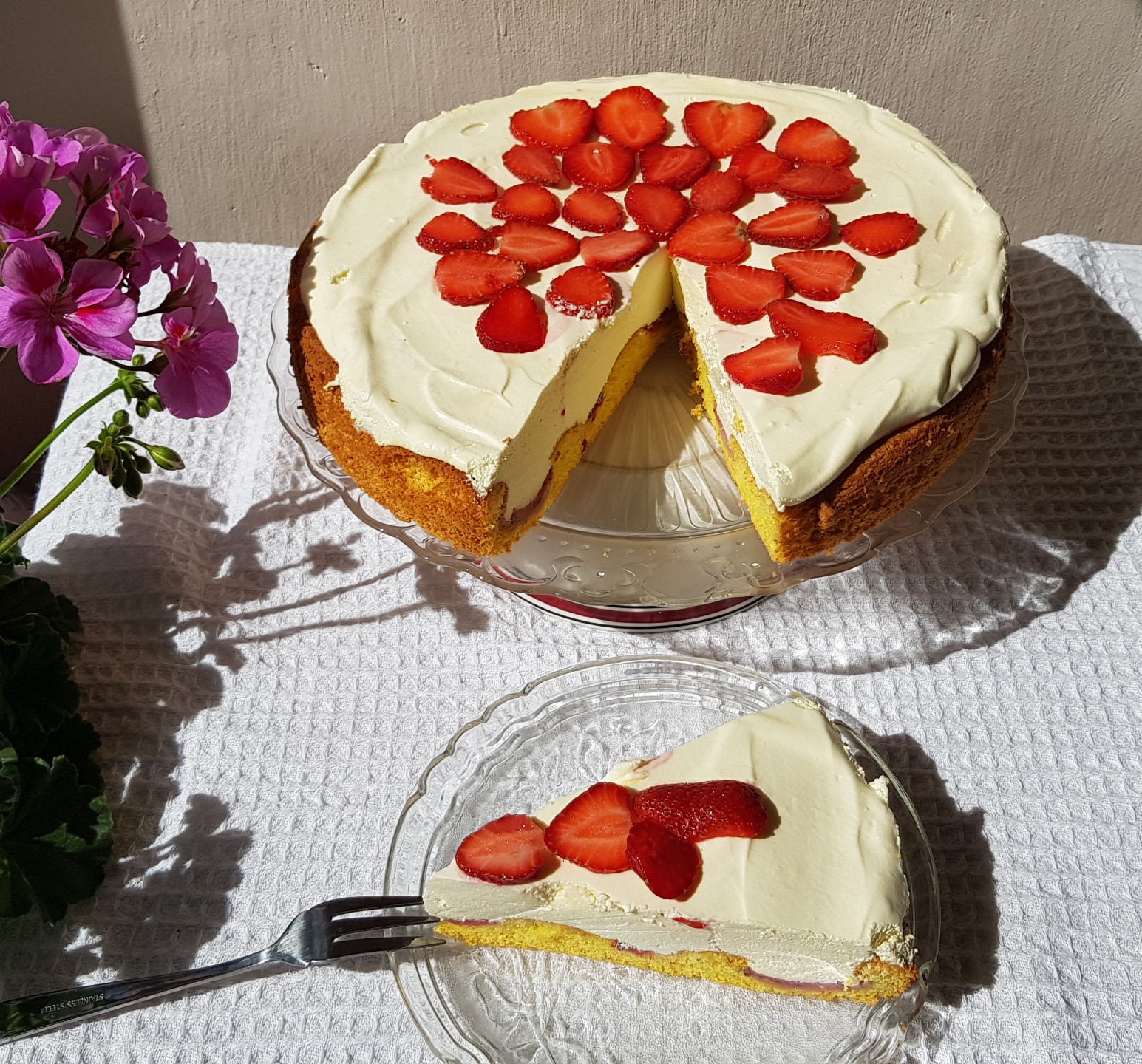 Desert tarta cu capsuni si crema bavareza de vanilie